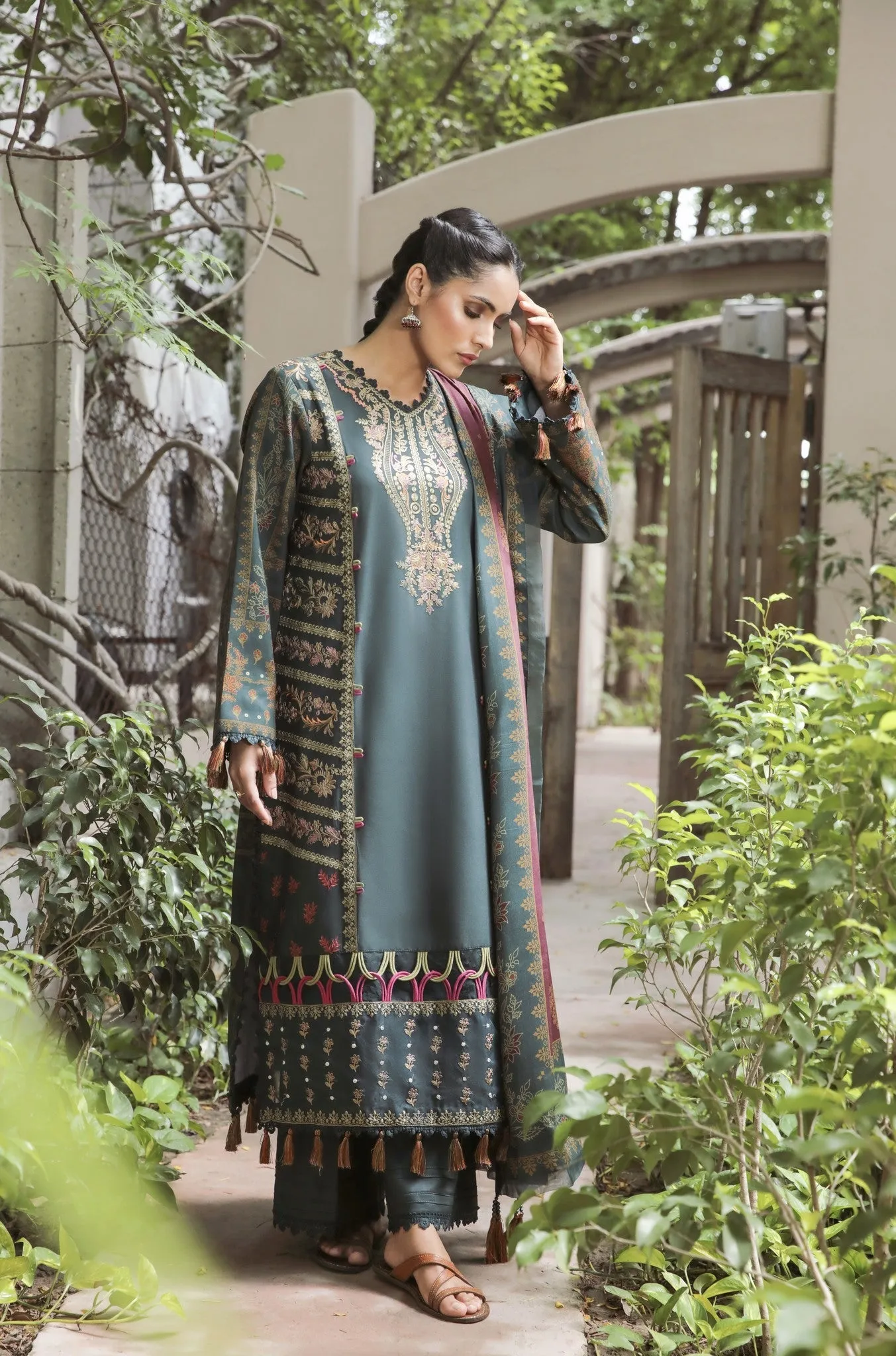 Aabyaan Miraal Embroidered Linen Collection – SHAB (AL-01)