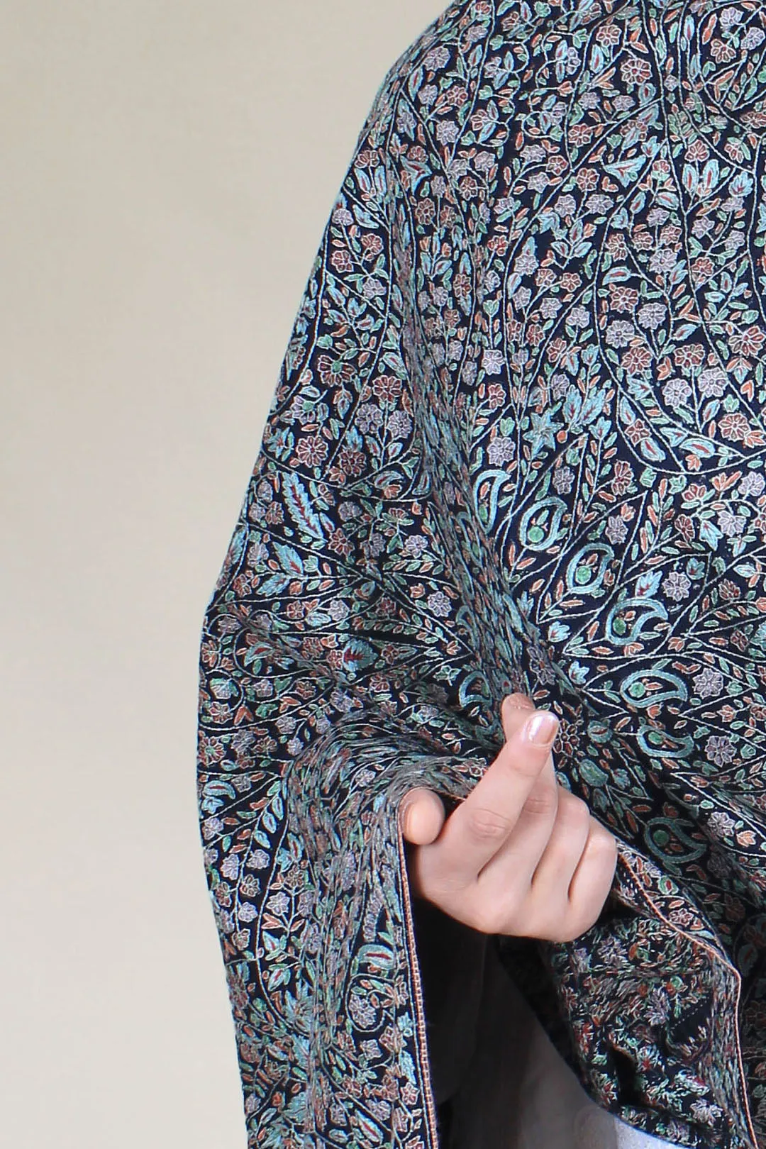 Sahnoor Black Advardar Sozni Jamavar Pashmina Shawl